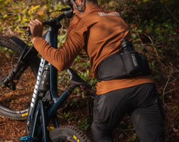 Plecak, kamizelka czy nerka – co najlepiej sprawdzi się na rowerze?